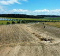 Solární elektrárna s otočnými panely velká jako sedm fotbalových hřišť vzniká v Pardubickém kraji